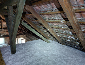 Zateplení stropu a stěny rodinného domu pomocí foukané izolace